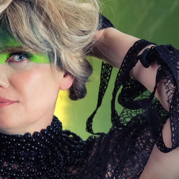 Pochette de Je tiens bon de Natacha TERTONE, distribué par Booster Music via Noldup