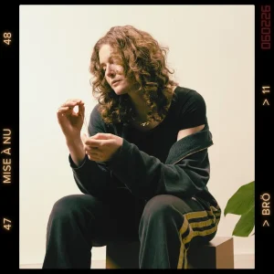 Pochette de Mise à nu de BRÖ, distribué par Booster Music via Art Trouble!